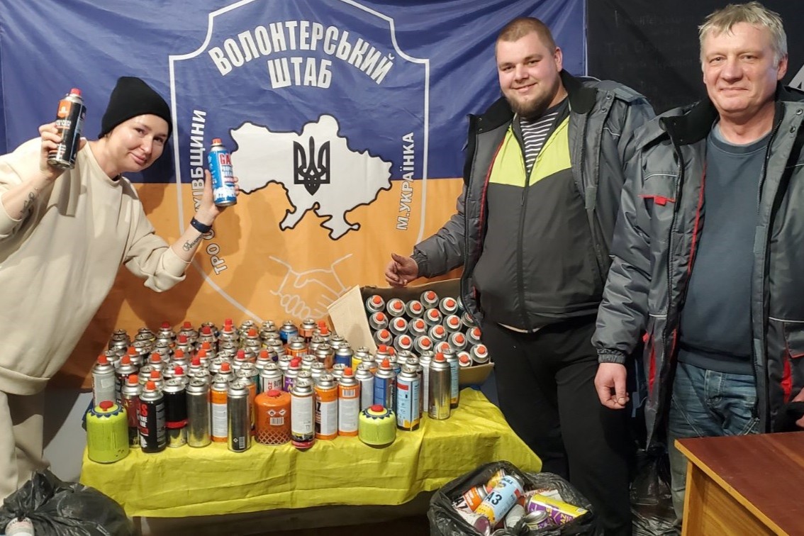 передача туристичних газових балончиків волонтерам